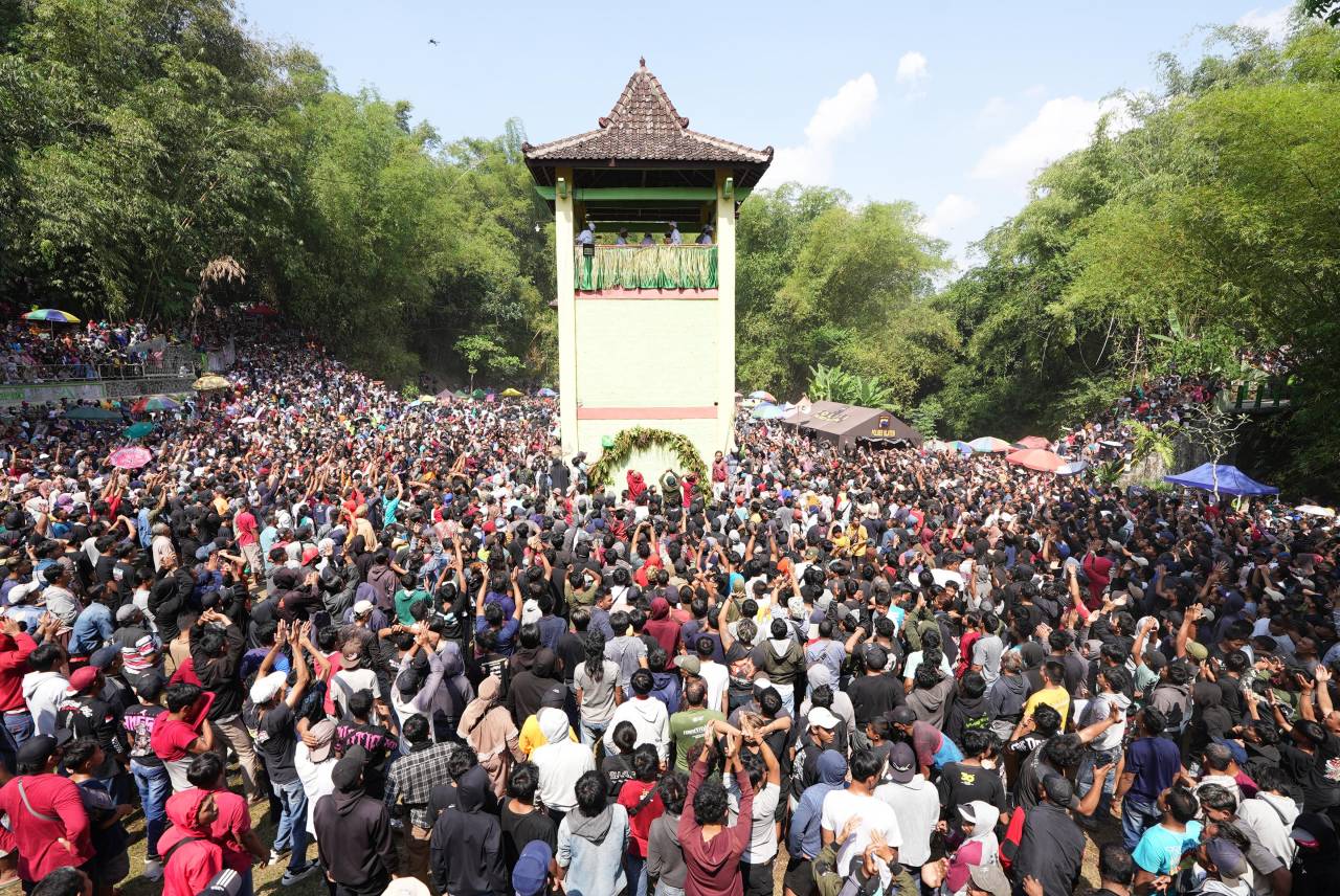 Puncak Perayaan Tradisi Yaqowiyu 2025, 50 Ribu Kue Apem Dibagikan