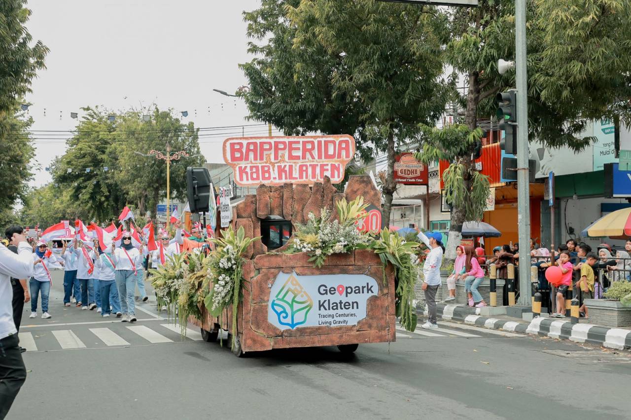 Mobil Hias Warnai Karnaval Pembangunan di Klaten, Tampilkan Program dan Inovasi Unggulan