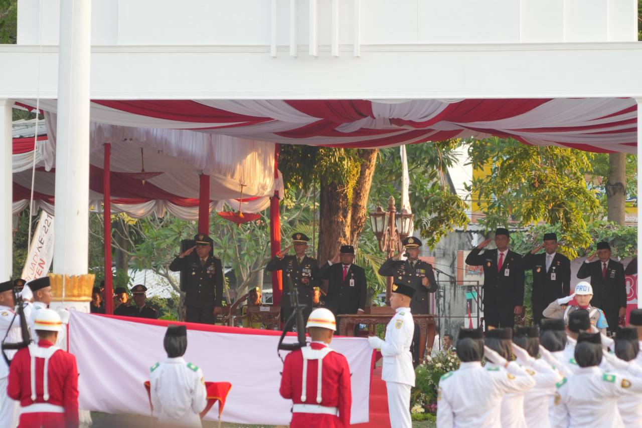 Penurunan Bendera Peringatan HUT ke-80 RI di Klaten Sukses Digelar
