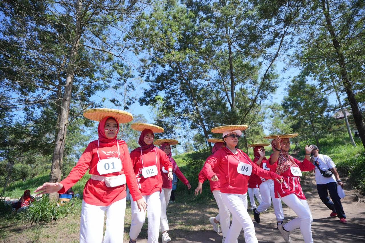 Semarakkan HUT Ke-80 RI, TP PKK Klaten Adakan Tracking dan Lomba di Wisata Kalitalang