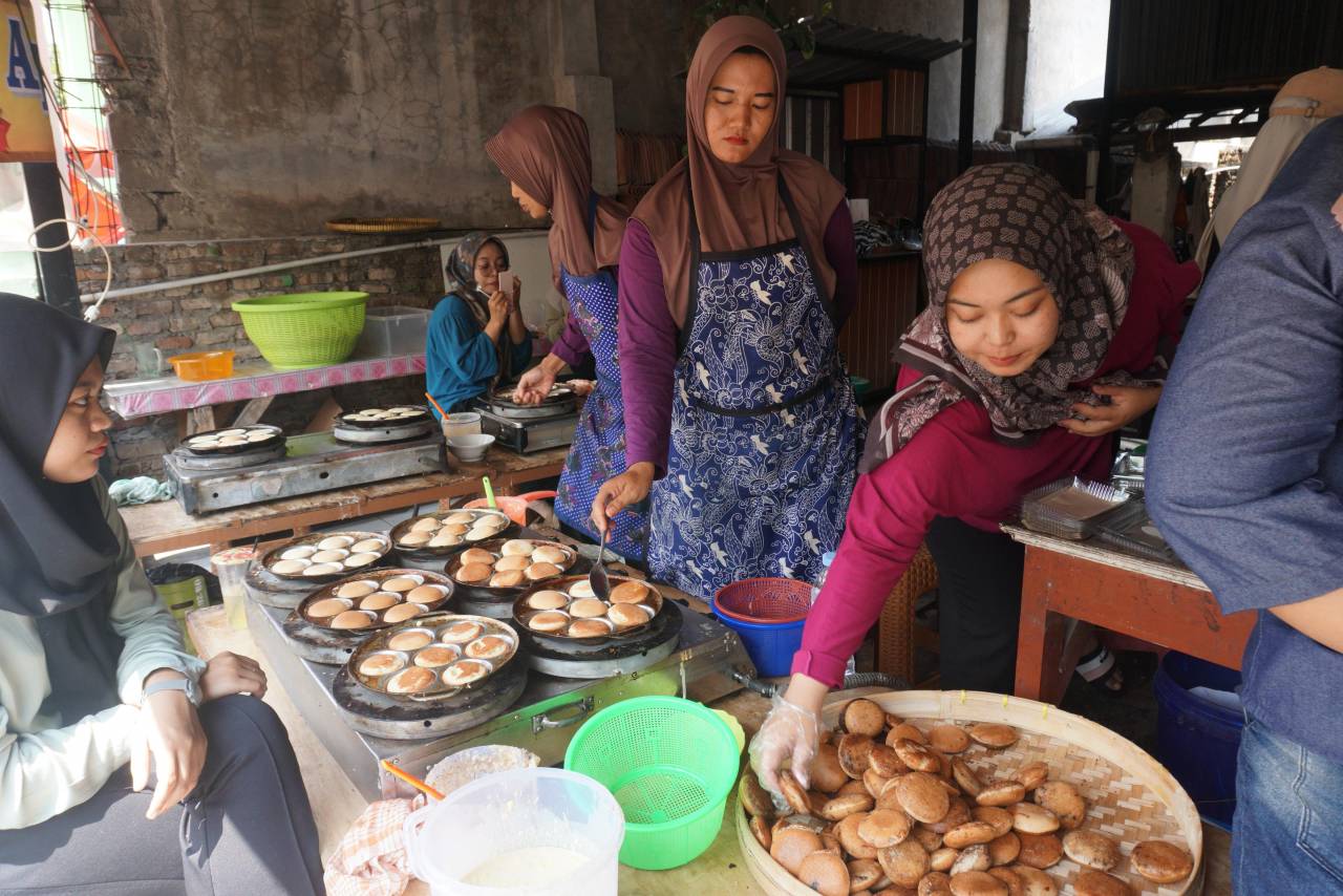 Geliat Ekonomi Warga Jatinom Di Tradisi Yaqowiyu, Penjual Apem Panen Pesanan