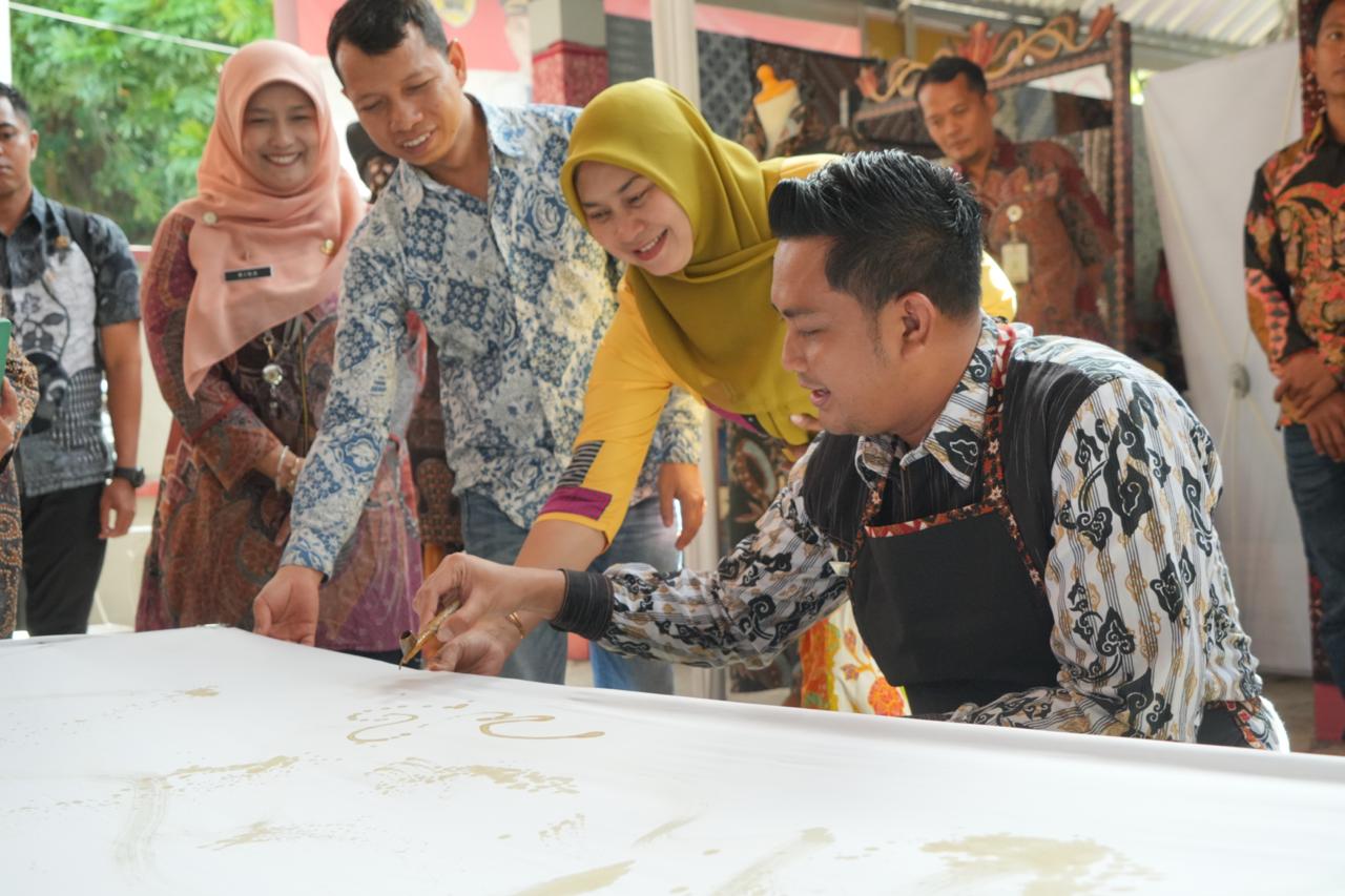 Hari Batik Nasional : Innaweek Klaten Pamerkan Warna Warni Motif dan Ragam Batik