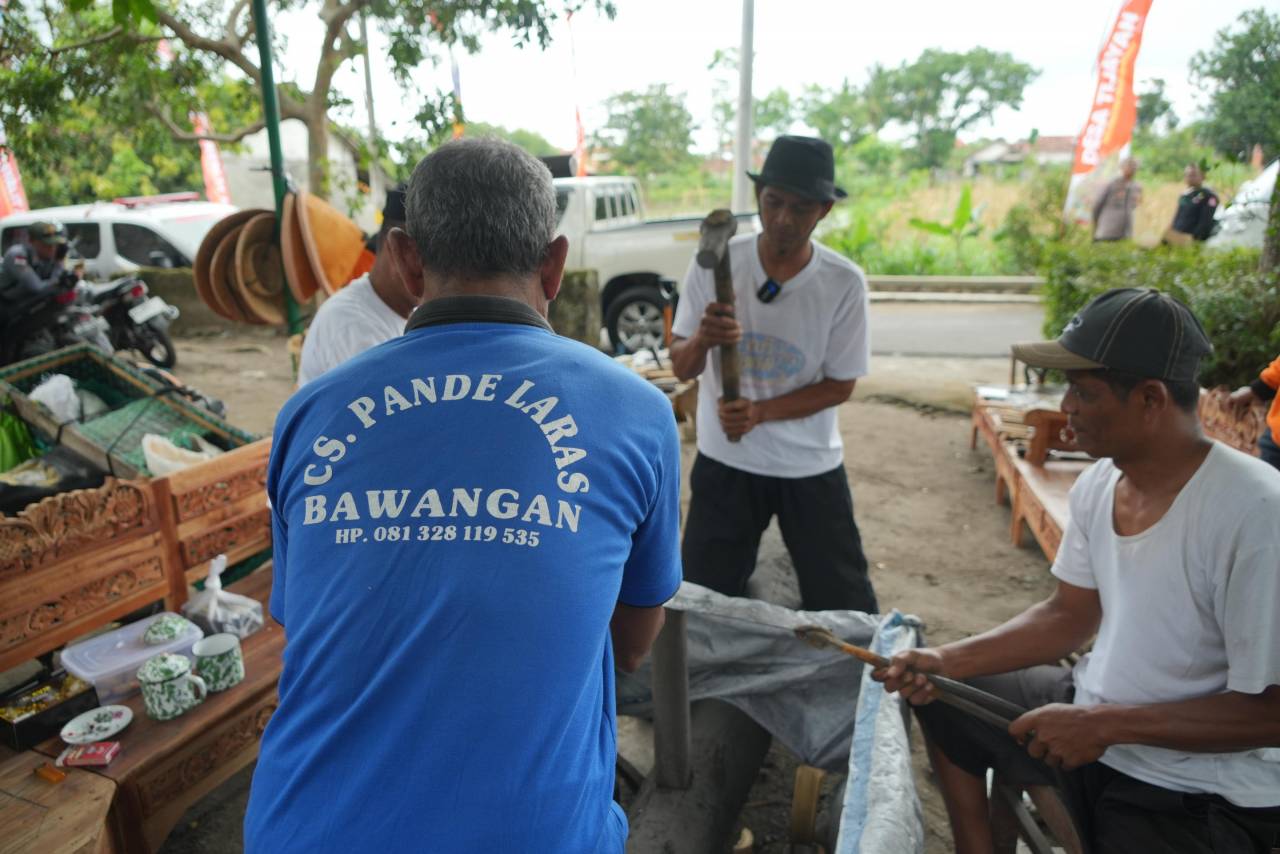 Pandai Besi Desa Tijayan Pamerkan Cangkul Unggulan di Sambung Rasa