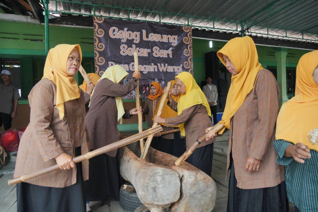 Aksi Lansia Mainkan Gejog Lesung Bikin Kagum di Sambung Rasa Glagahwangi