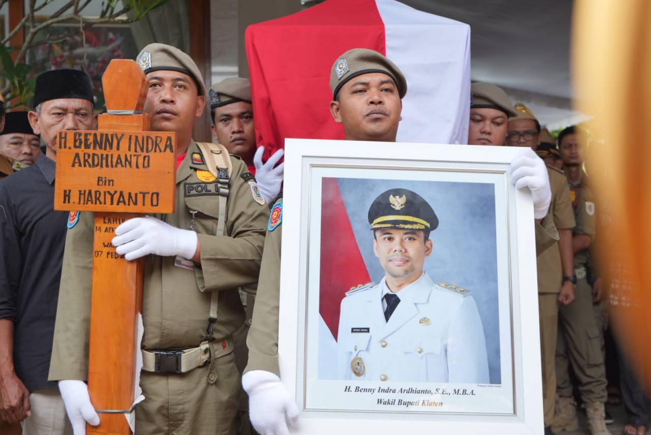Almarhum Wabup Benny Dimakamkan Secara Kenegaraan, Gubernur Dan Pimpinan Daerah se-Solo Raya Berikan Penghormatan Terakhir