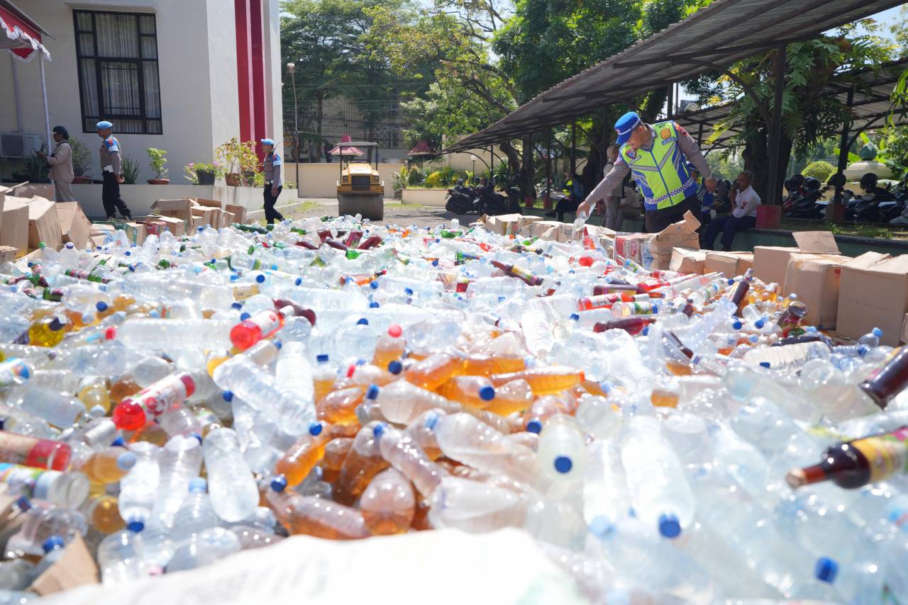 Kolaborasi Polres-Pemkab Klaten Jelang Lebaran, Musnahkan Ribuan Botol Miras dan Ratusan Knalpot Brong