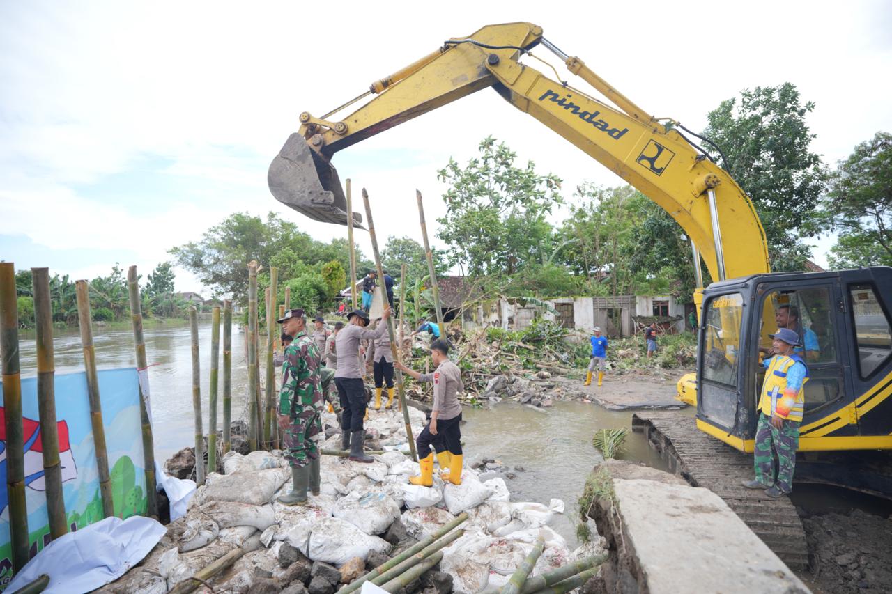 Sinergi Pemerintah dan Warga, Tanggul Jebol di Cawas Dibenahi