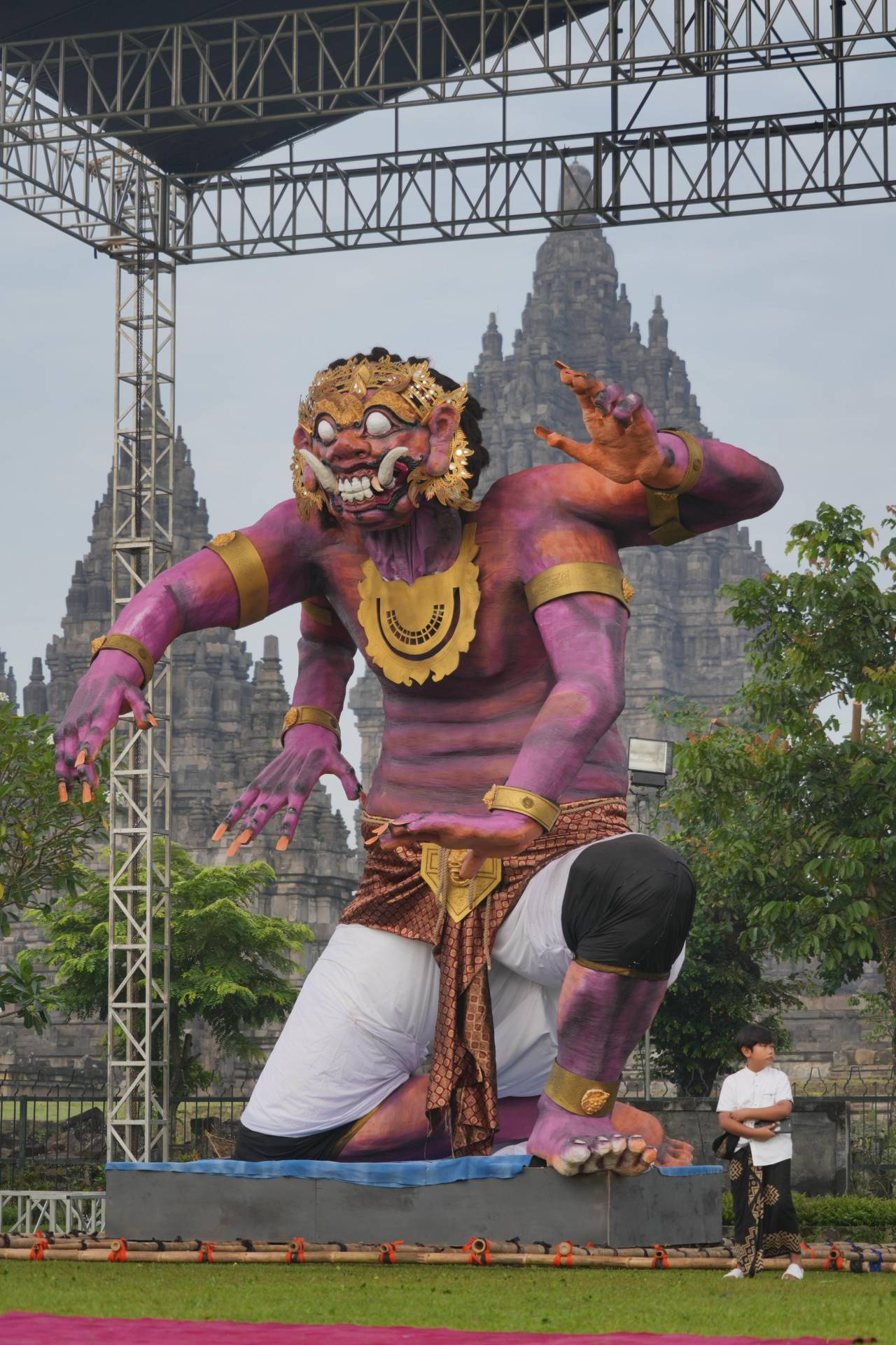 Memukau! Ogoh-Ogoh 8 Meter Warnai Tawur Agung 2026 di Candi Prambanan