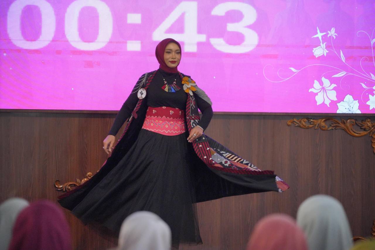 Manfaatkan Sisa Kain, Pemkab Klaten Gelar Fashion Show Perca Lurik di Hari Kartini