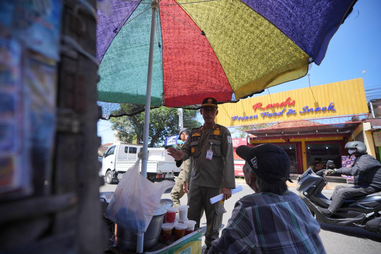 Satpol PP Klaten Tertibkan PKL di Trotoar Jatinom