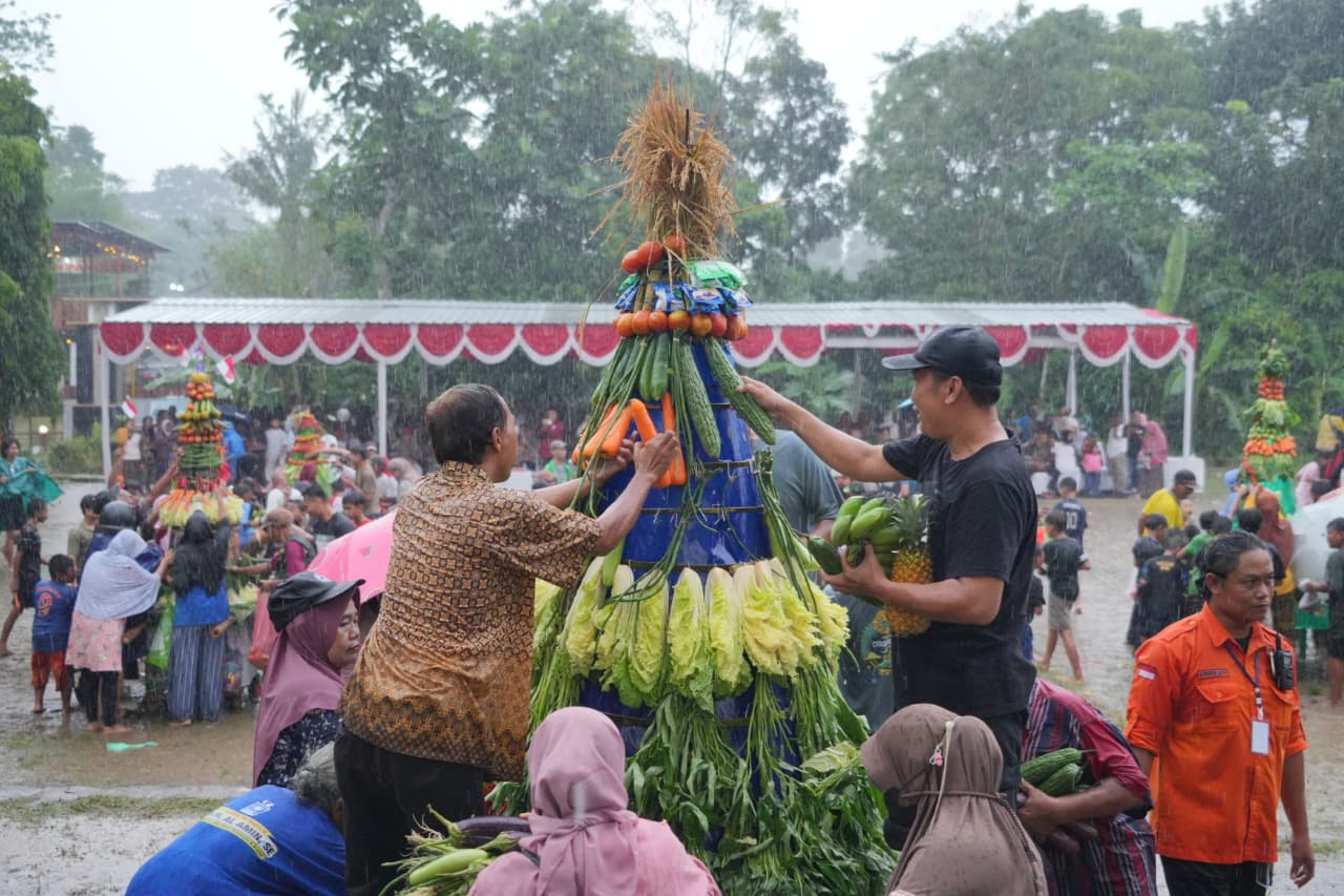 Meski Diguyur Hujan Deras, Warga Antusias Sambut Kirab FCK Ke-7