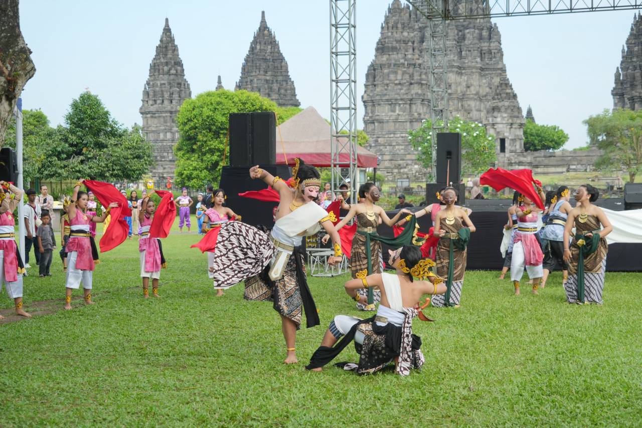 Klaten Menari 2026, Turis Mancanegara dan Pengunjung Candi Prambanan Ikut Menari