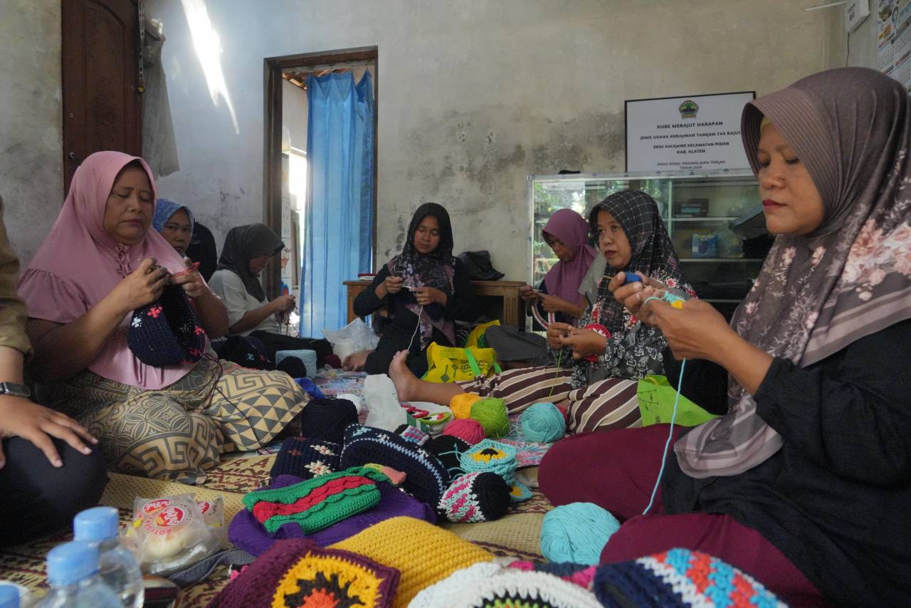Ibu-Ibu Desa Kaligawe Sulap Benang Jadi Tas Cantik Bernilai Jual
