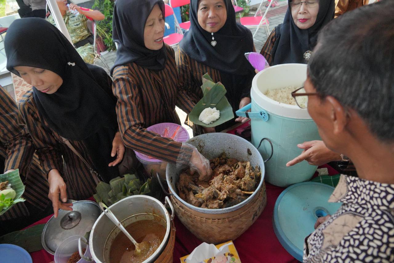 Dibuka Wagub Jateng, Ratusan Pincuk Opor Bebek Desa Kranggan Diserbu Warga
