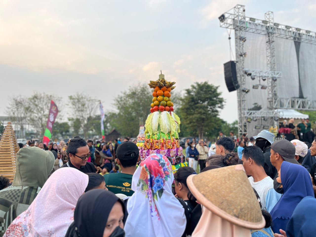 Ribuan Masyarakat Tumpah Ruah Meriahkan Festival Candi Sojiwan