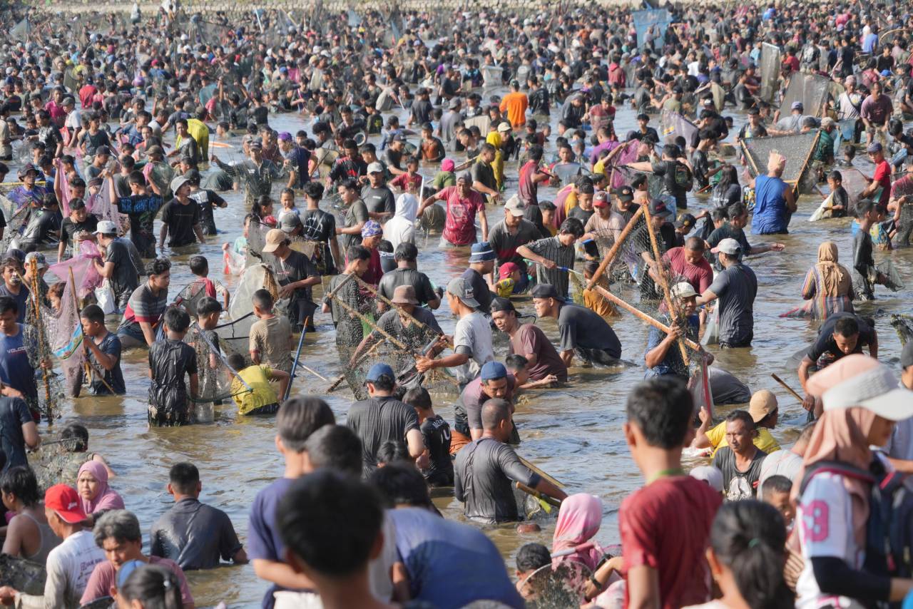 Rebutan Dua Ton Ikan, Ikan Maskot Jadi Buruan Utama Warga di Festival Memet Ikan 2026