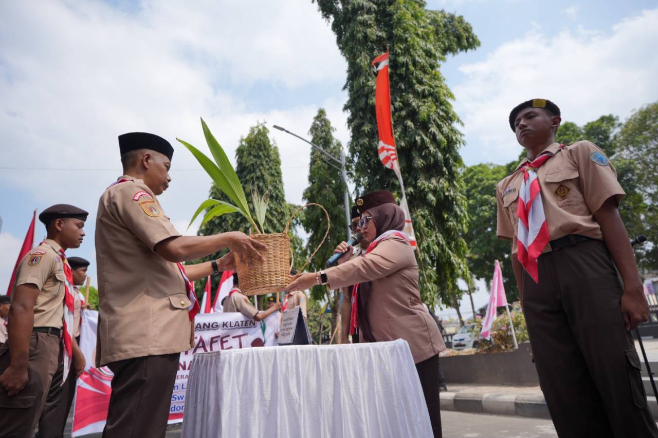 Ratusan Peserta Estafet Tunas Kelapa di Klaten Jalan Kaki Tempuh Jarak 21,5 KM